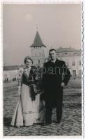 1940 Nagyszalonta, Salonta; Országzászló avatás, Dr. Kiss Ferenc anatómia professzor, a Magyarországi Nagyszalonta Egyesület elnöke és felesége a zászlóanya  / Hungarian Flag inauguration, President of the Hungarian Salonta Association and his wife, the flag mother. Zsák Jenő Jászberényi photo