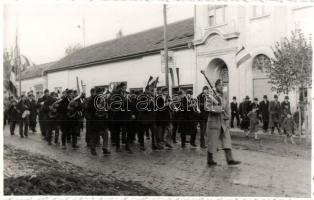 1940 Nagyszalonta, Salonta; Országzászló avatás, zenekar felvonulása  / Hungarian Flag inauguration, music band. Zsák Jenő Jászberényi photo