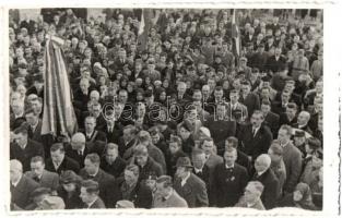 1940 Nagyszalonta, Salonta; Országzászló avatás, tömeg a Himnusz hallgatása közben  / Hungarian Flag inauguration, listening to the National Anthem. Zsák Jenő Jászberényi photo