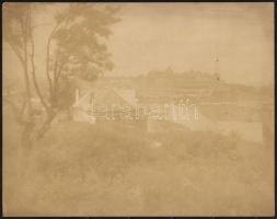 cca 1900 Budapest, I Tabán, a Felsőhegy utca felől nézve. háttérben a Vár.. Nagyméretű fotó. Erdélyi Mór (1866-1934) fotográfiája. 28x23 cm