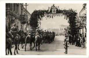 1940 Dés, Dej; bevonulás, díszkapu / entry of the Hungarian troops, decorated gate