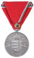 1939-1945. "Magyar Kis Ezüst Vitézségi Érem" ezüstözött fém kitüntetés mellszalaggal, fémj...