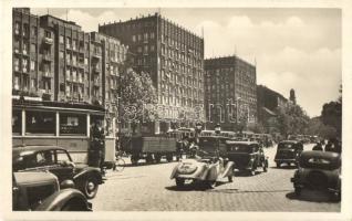 Budapest VII. Madách tér, villamos, automobilok; Képzőművészeti Alap Kiadóvállalat