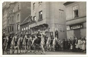 1935 Budapest I. Tárnok utca, Királyi Testőrség felvonulása, Kaill Vilmos üzlete, photo (EK)