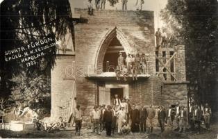 1937 Szovátafürdő, Sovata; Épülő Római katolikus Jézus szíve kápolna, munkások csoportképe pappal és főurakkal / chapel construction, workers with priest and noblemen, photo (Rb)