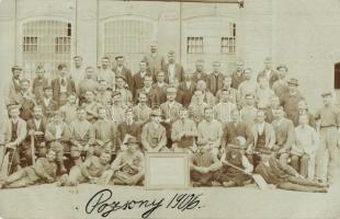 1906 Pozsony, Pressburg, Bratislava; gyári munkások csoportképe az udvaron / factory workers group photo