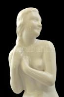 Figurális névjegykártyatartó (copfját fogó női akt), fehér mázas porcelán,tervezője: Kisfaludy Strób...