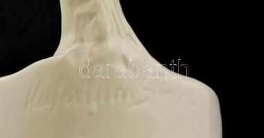 Figurális névjegykártyatartó (copfját fogó női akt), fehér mázas porcelán,tervezője: Kisfaludy Strób...