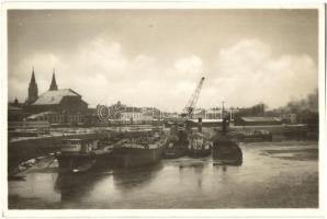 Komárom, Komarno; Dunai kikötő daruval, Cecília, Namur, Anvers és Amurgul hajókkal / port, crane, steamships