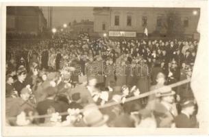 1938 Munkács, Mukacheve, Mukacevo; bevonulás, háttérben Iczkovics József üzlete, este / entry of the Hungarian troops, shop in the background, night, Lecker photo (EK)