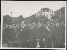 1947 Dinnyés Lajos miniszterelnök szemlézi a magyar alakulatokat a Hősök terén 12x9 cm