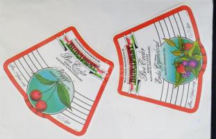 Minimum 600 darabos, magyar pezsgőcímke gyűjtemény, szépen rendezetten, lapokra ragasztva. Mind külö...