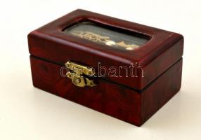 Vietnami gólyás jelenet (parfából) üveg vitrines dobozkában, 10×6 cm