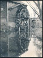 cca 1973 Vízimalom fotózáson, 2 db vintage fotó, 24x18 cm