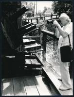 cca 1973 Vízimalom fotózáson, 2 db vintage fotó, 24x18 cm