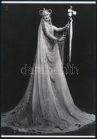 cca 1930 Angelo (1894-1974): Királynő, vintage felvételről készült mai nagyítás, 25x18 cm / Angelo (1894-1974): Queen, modern copy of vintage photo, 25x18 cm