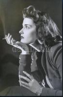 cca 1943 Karády Katalin színésznő portréja, vintage felvételről készült mai nagyítás, 24,5x16 cm