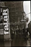 1968 Budapest, a Fővárosi Moziüzemi Vállalat hirdető oszlopai, plakáthelyei, kirakatai, ahol az új f...