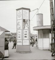 1968 Budapest, a Fővárosi Moziüzemi Vállalat hirdető oszlopai, plakáthelyei, kirakatai, ahol az új f...