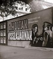 1968 Budapest, a Fővárosi Moziüzemi Vállalat hirdető oszlopai, plakáthelyei, kirakatai, ahol az új f...
