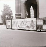 1968 Budapest, a Fővárosi Moziüzemi Vállalat hirdető oszlopai, plakáthelyei, kirakatai, ahol az új f...