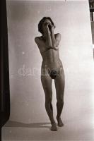 cca 1974 Aktfotózás lakásban, 24 db vintage negatívon elmesélve, 24x36 mm