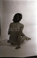 cca 1974 Aktfotózás lakásban, 24 db vintage negatívon elmesélve, 24x36 mm