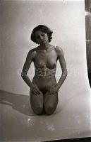 cca 1974 Aktfotózás lakásban, 24 db vintage negatívon elmesélve, 24x36 mm