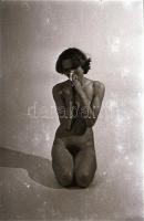 cca 1974 Aktfotózás lakásban, 24 db vintage negatívon elmesélve, 24x36 mm