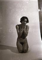 cca 1974 Aktfotózás lakásban, 24 db vintage negatívon elmesélve, 24x36 mm
