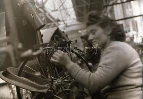 cca 1952 Budapest, Csepel Művek, fotóriport a kerékpár gyárban, 8 db szabadon felhasználható vintage...