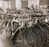 cca 1952 Budapest, Csepel Művek, fotóriport a kerékpár gyárban, 8 db szabadon felhasználható vintage...