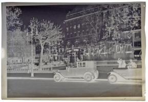 cca 1910 Budapest, a Vörösmarty téren parkoló régi automobil vintage negatívja, 9x12 cm-es síkfilmen