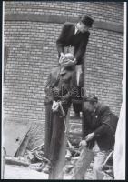 1945 Budapest, háborús bűnösök nyilvános kivégzése, 3 db vintage negatívról készített mai nagyítás, 25x18 cm / Budapest, execution, 3 modern copies of vintage photos, 25x18 cm