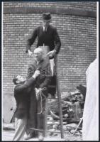 1945 Budapest, háborús bűnösök nyilvános kivégzése, 3 db vintage negatívról készített mai nagyítás, ...