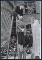 1945 Budapest, háborús bűnösök nyilvános kivégzése, 3 db vintage negatívról készített mai nagyítás, ...