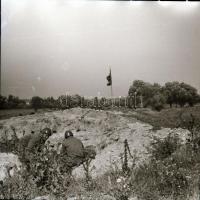 cca 1968 Sinka Antal hagyatékából: munkásőrök fegyveres gyakorlaton, 13 db vintage negatív, 6x6 cm