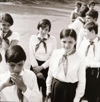 cca 1968 Sinka Antal hagyatékából: kisdobosok és úttörők avatási ünnepsége, 13 db vintage negatív, 6...