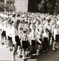 cca 1968 Sinka Antal hagyatékából: kisdobosok és úttörők avatási ünnepsége, 13 db vintage negatív, 6...