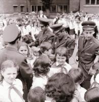 cca 1968 Sinka Antal hagyatékából: kisdobosok és úttörők avatási ünnepsége, 13 db vintage negatív, 6...