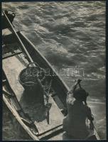 cca 1933 Seiden Gusztáv (1900-1992): Dunai halász, jelzés nélküli fotó, későbbi nagyítás a szerző hagyatékából, 23x17,5 cm
