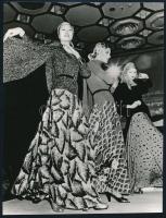 cca 1970 és 1976 Divatfotók Tokióból, Budapestről, Párizsból, 3 db vintage fotó, feliratozva, 22x17 ...