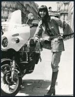 cca 1970 és 1976 Divatfotók Tokióból, Budapestről, Párizsból, 3 db vintage fotó, feliratozva, 22x17 ...