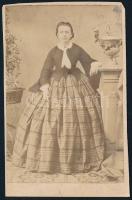 cca 1861 Grátzer Emy feliratozott, vizitkártya méretű fényképe, Pesky Ede fényképíró (!) pesti üvegterméből, 9,5x6 cm