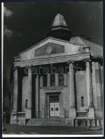 cca 1975 Kortárs fotóművészeti alkotások: tájképek, épületfotók, sportfotók, életképek, részben jelz...