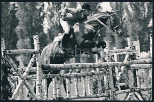 cca 1975 Kortárs fotóművészeti alkotások: tájképek, épületfotók, sportfotók, életképek, részben jelz...