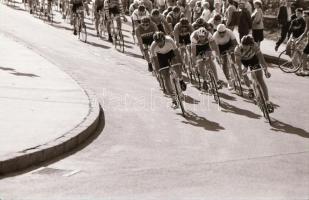 cca 1989 Budapest, kerékpárverseny a Gellért-hegyen, 34 db szabadon felhasználható, jó minőségű, vin...