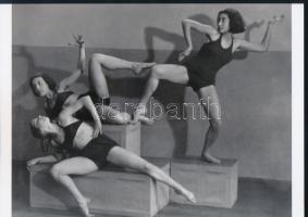 cca 1935 Szentpál Olga mozdulat- és mozgásművész műtermi, élőkép kompozíciója, Fotó ADA vintage felvételéről készült mai másolat, 18x25 cm