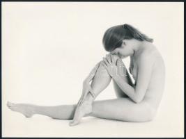 cca 1979 Miklós Pálné: Modell, feliratozott, vintage fotóművészeti alkotás, 18x24 cm / nude photo, 18x24 cm