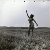 cca 1979 Szolidan erotikus felvételek tétele, 13 db vintange negatív, 6x6 cm